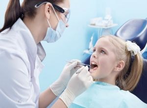 Как возвратить белизну эмали детских зубов?