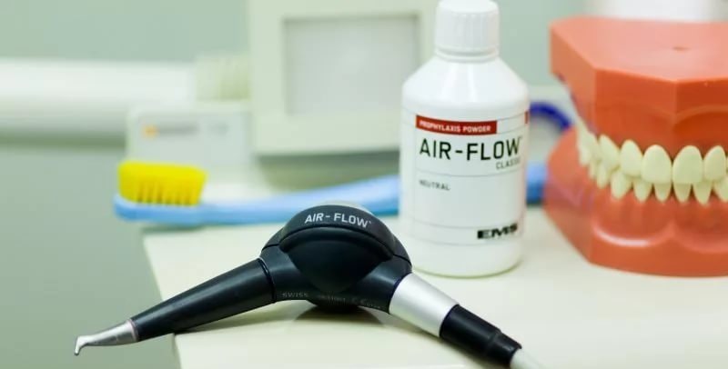 Чистка зубов Air Flow в нашей клинике